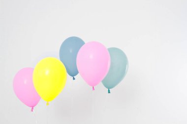 Renkli parti balonları arka planı. Beyazda izole edilmiş. Boşluğu kopyala