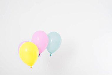 Renkli parti balonları arka planı. Beyazda izole edilmiş. Boşluğu kopyala