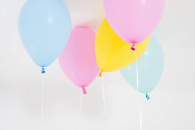 Renkli parti balonları arka planı. Beyazda izole edilmiş. Boşluğu kopyala