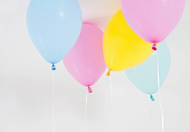 Renkli parti balonları arka planı. Beyazda izole edilmiş. Boşluğu kopyala