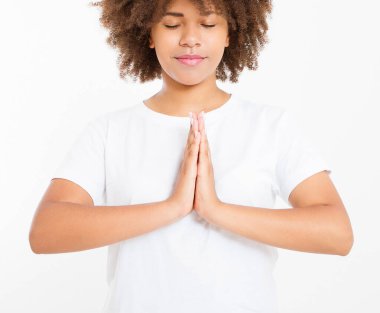 Beyaz elbiseli siyahi, Afro-Amerikalı kadınların yakın çekimleri kapalı alanda meditasyon yaparken, Namaste jestindeki kollarına odaklan. Sağlıklı yaşam tarzı kavramı. Model yap. Uzayı kopyala Şablon. Boşluk.