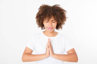 Beyaz elbiseli siyahi, Afro-Amerikalı kadınların yakın çekimleri kapalı alanda meditasyon yaparken, Namaste jestindeki kollarına odaklan. Sağlıklı yaşam tarzı kavramı. Model yap. Uzayı kopyala Şablon. Boşluk.