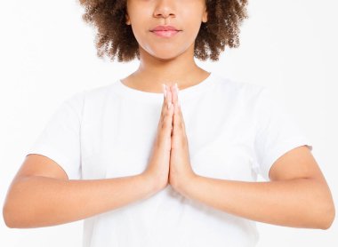 Beyaz elbiseli siyahi, Afro-Amerikalı kadınların yakın çekimleri kapalı alanda meditasyon yaparken, Namaste jestindeki kollarına odaklan. Sağlıklı yaşam tarzı kavramı. Model yap. Uzayı kopyala Şablon. Boşluk.