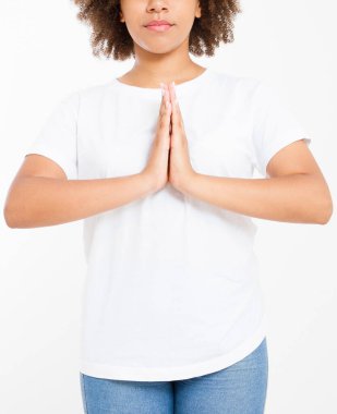 Beyaz elbiseli siyahi, Afro-Amerikalı kadınların yakın çekimleri kapalı alanda meditasyon yaparken, Namaste jestindeki kollarına odaklan. Sağlıklı yaşam tarzı kavramı. Model yap. Uzayı kopyala Şablon. Boşluk.
