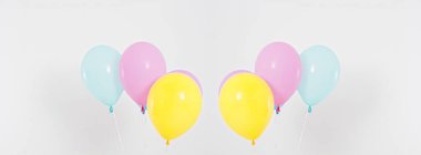 Renkli parti balonları arka plan kolajı, hazır. Kutlama, tatiller, yaz konsepti. Tasarım şablonu. Pano boş, üst görünüm, kopyalama alanı.