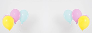 Renkli parti balonları arka plan kolajı, hazır. Kutlama, tatiller, yaz konsepti. Tasarım şablonu. Pano boş, üst görünüm, kopyalama alanı.