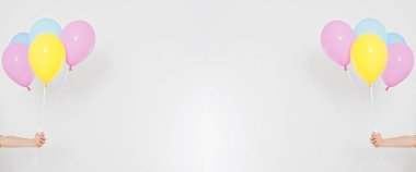 Renkli parti balonları arka plan kolajı, hazır. Kutlama, tatiller, yaz konsepti. Tasarım şablonu. Pano boş, üst görünüm, kopyalama alanı.