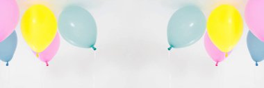 Renkli parti balonları arka plan kolajı, hazır. Kutlama, tatiller, yaz konsepti. Tasarım şablonu. Pano boş, üst görünüm, kopyalama alanı.