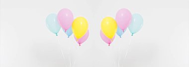 Renkli parti balonları arka plan kolajı, hazır. Kutlama, tatiller, yaz konsepti. Tasarım şablonu. Pano boş, üst görünüm, kopyalama alanı.