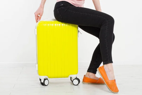 Mädchen Mit Gelbem Koffer Auf Weißem Hintergrund Sommerferien Reise Oder — Stockfoto