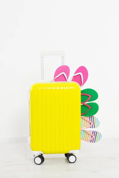 Koffer Isoliert Auf Weißem Hintergrund Sommerferien Sommer Flip Flops Oder — Stockfoto