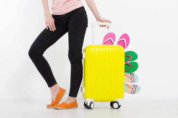 Mädchen Mit Koffer Isoliert Auf Weißem Hintergrund Sommerferien Sommer Flipflops — Stockfoto
