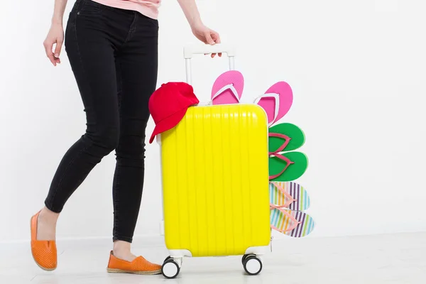 Chica Con Maleta Aislada Sobre Fondo Blanco Vacaciones Verano Chanclas — Foto de Stock