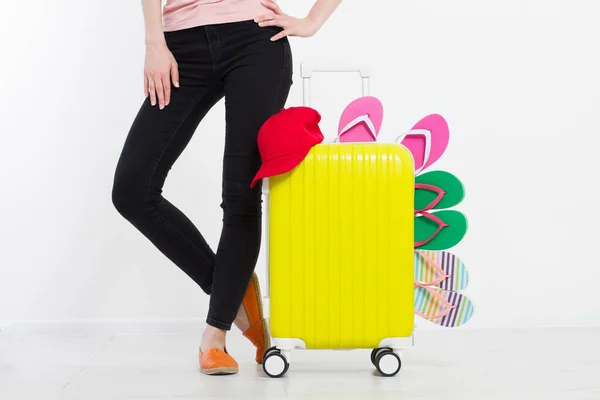Mädchen Mit Koffer Isoliert Auf Weißem Hintergrund Sommerferien Sommer Flipflops — Stockfoto