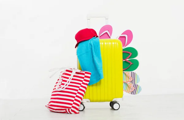 Gelber Koffer Isoliert Auf Weißem Hintergrund Sommerferien Sommer Flip Flops — Stockfoto