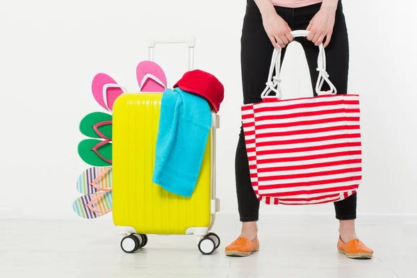 Mädchen Mit Koffer Isoliert Auf Weißem Hintergrund Sommerferien Sommer Flipflops — Stockfoto