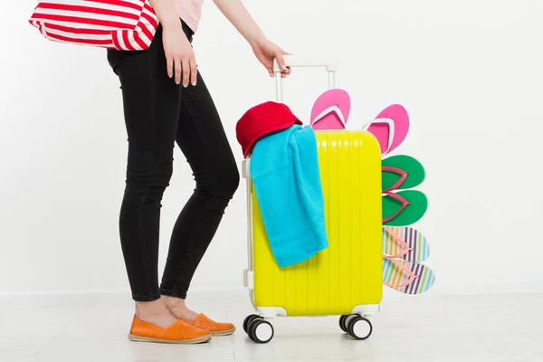 Mädchen Mit Koffer Isoliert Auf Weißem Hintergrund Sommerferien Sommer Flipflops — Stockfoto