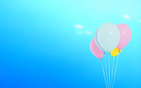 Balóny Rozmazané Modré Obloze Oblačným Pozadím Dovolená Koncept — Stock fotografie