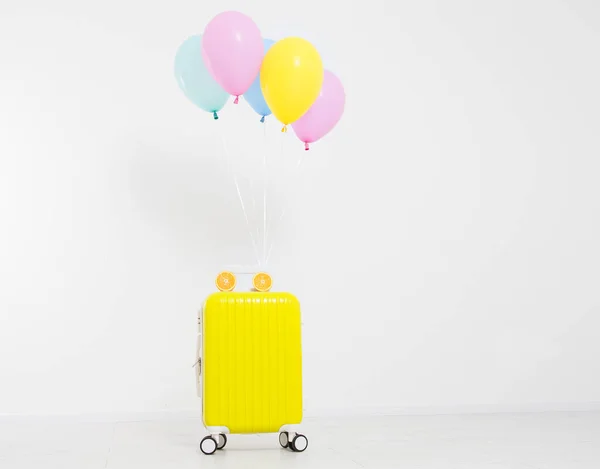 Bunte Luftballons Und Koffer Isoliert Auf Weißem Hintergrund Kopierraum — Stockfoto