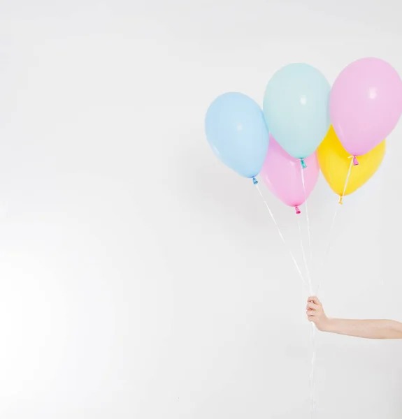 Die Hand Hält Luftballons Ferienkonzept Bunte Party Luftballons Hintergrund Isoliert — Stockfoto