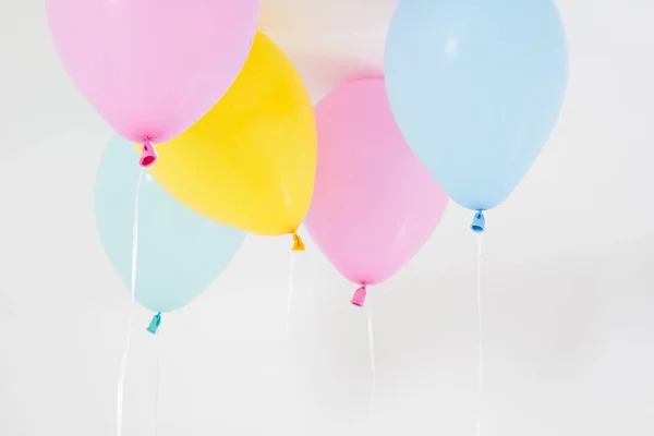 Kleurrijke Partij Ballonnen Achtergrond Geïsoleerd Wit Kopieerruimte — Stockfoto