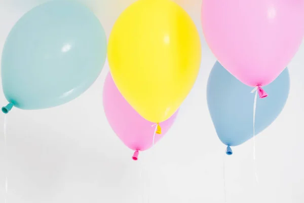 Kolorowe Balony Tle Partii Odizolowany Biało Przestrzeń Kopiowania — Zdjęcie stockowe