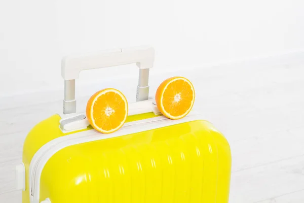 スーツケースと白を基調とした2枚のスライスオレンジ スペースのコピー — ストック写真
