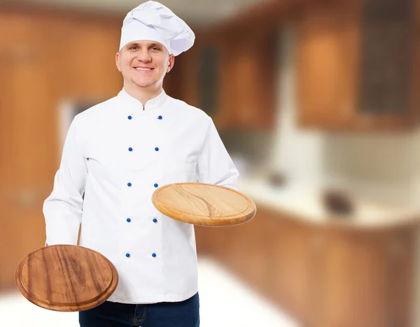 木製ボード上の料理を提示キッチンの男性シェフモックアップ — ストック写真