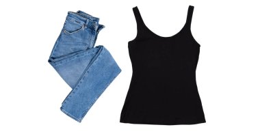 Beyaz arka planda siyah atlet ve katlanmış kot pantolon.