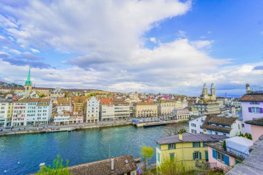 Kopaonik dağında güneşli bir günde kayak yamacı