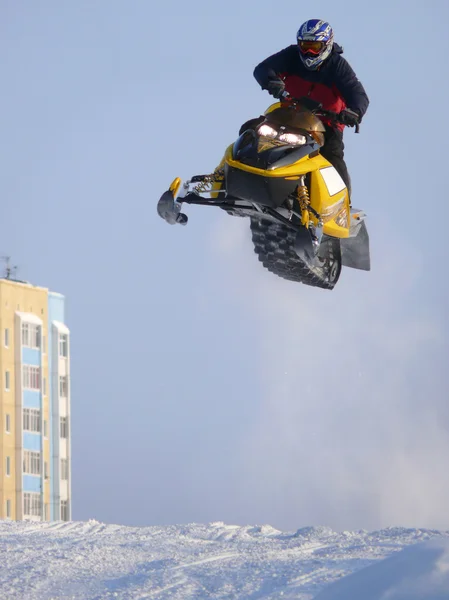 Vadim vasuhin olarak kar kar arazi yarışı 23 Şubat 2008, nadym, Rusya sırasında üzerinde sıçrama tahtası ile atlama.