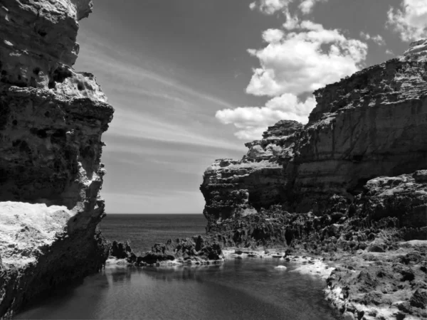 Austrália. Great Ocean Road. Calcário Flaky com lago rochoso, monocromático . — Fotografia de Stock