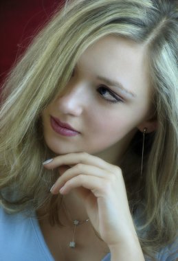 portre Studio yükseltilmiş bakışta güzel beyaz kızı.