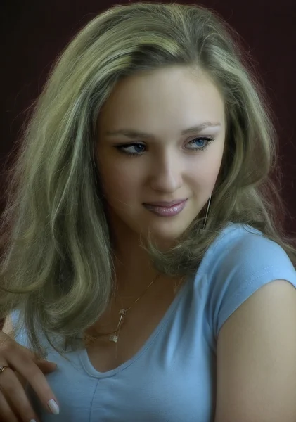 Porträt des schönen weißen lächelnden Mädchens mit heidnischem Blick im Atelier. — Stockfoto