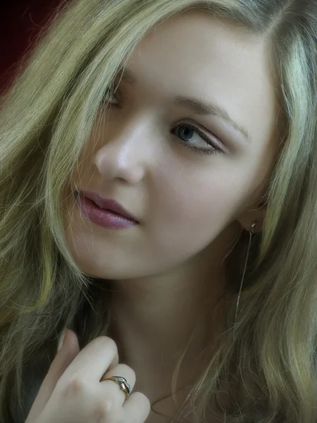 Retrato (primer plano) de la hermosa chica blanca con mirada elevada en el estudio . —  Fotos de Stock