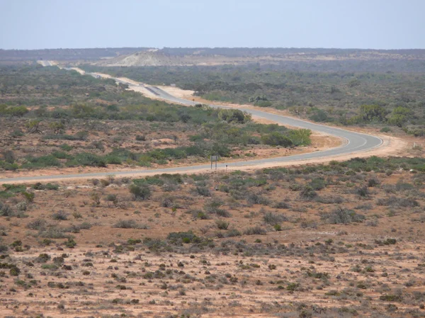 Australia Occidental, Paisaje del desierto con carretera a través del aire sobrecalentado . — Foto de Stock