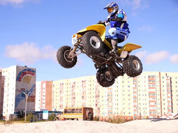 Vadim Vasuhin in jump with springboard on quadrocycle during extreme motorcross racing August 26, 2007 in Nadym, Russia. — Stock Photo, Image