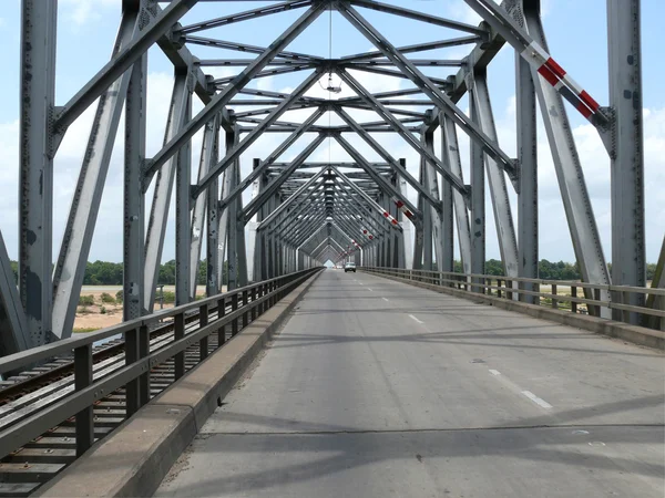 Australia. Queensland. Car and simultaneously railway iron bridge through river. — Stock Photo, Image