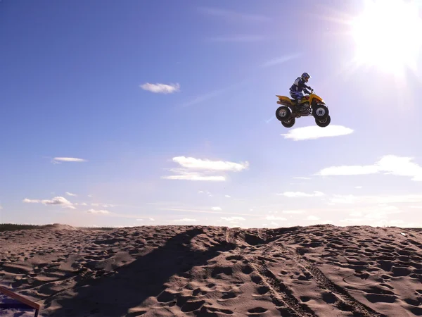 Vadim Vasuhin em salto em altura com trampolim no quadriciclo durante corridas de motocross extremas 26 de agosto de 2007 em Nadym, Rússia . Imagens De Bancos De Imagens Sem Royalties