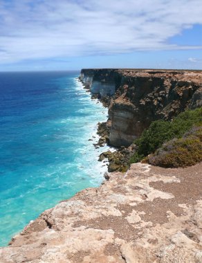 Ayrılıkçı, yüksek kayalık sahil Milli Parkı nullarbor sörf ile. Güney Avustralya.