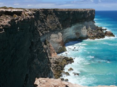Ayrılıkçı, yüksek kayalık sahil Milli Parkı nullarbor sörf ile. Güney Avustralya.