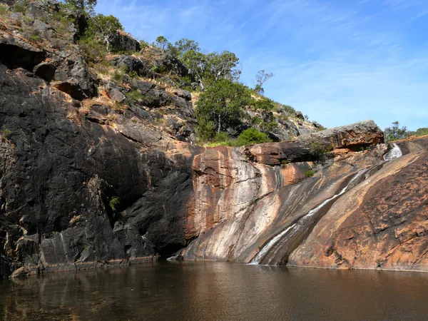 Lago entre rochas verticais. Oeste da Austrália, perto de Perth . — Fotografia de Stock