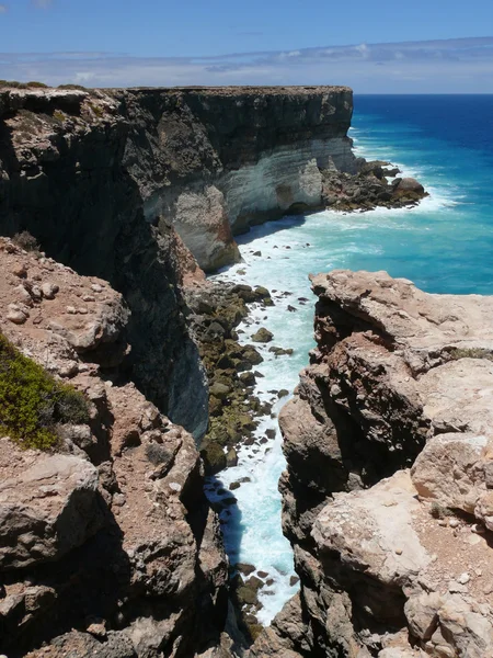 Austrália. Alta costa íngreme e rochosa do oceano Índico com surf . — Fotografia de Stock