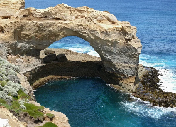 L'arco roccioso e il surf. Great Ocean Road, Australia, Victoria, Parco nazionale . — Foto Stock