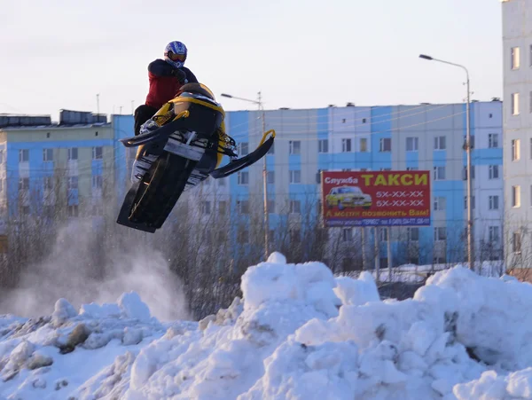 Vadim Vasuhin en salto con trampolín en moto de nieve durante la carrera de esquí de fondo Abril 06, 2008 en Nadym, Rusia . — Foto de Stock