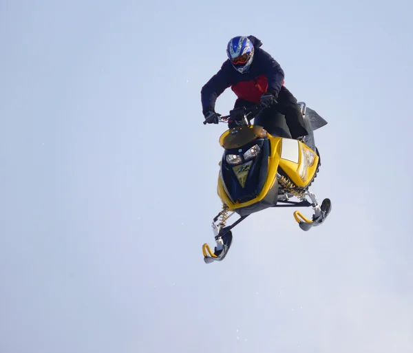 Vadim Vasuhin en salto con trampolín en moto de nieve durante la carrera de esquí de fondo 23 de febrero 2008 en Nadym, Rusia . — Foto de Stock