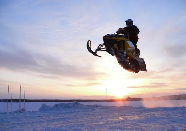 Vadim vasuhin olarak kar kar arazi yarışı 06 Nisan 2008 yılında nadym, Rusya sırasında üzerinde sıçrama tahtası ile atlama.