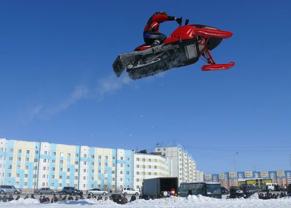 俄罗斯，nadym。雪越野跑。跳转. — 图库照片