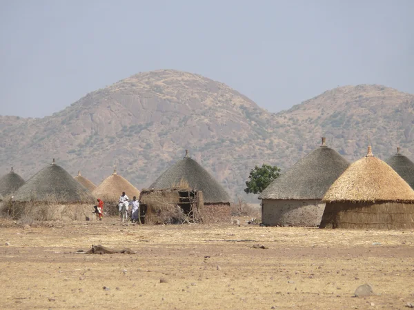 Afryka. wieś na południu Sudanu, z rundy shackes. — Zdjęcie stockowe