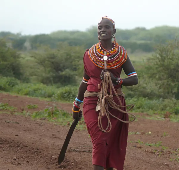 Gelukkige vrouw van de wilde Afrikaanse stam tsonga 28 november 2008 in Kenia, Afrika. — Stockfoto